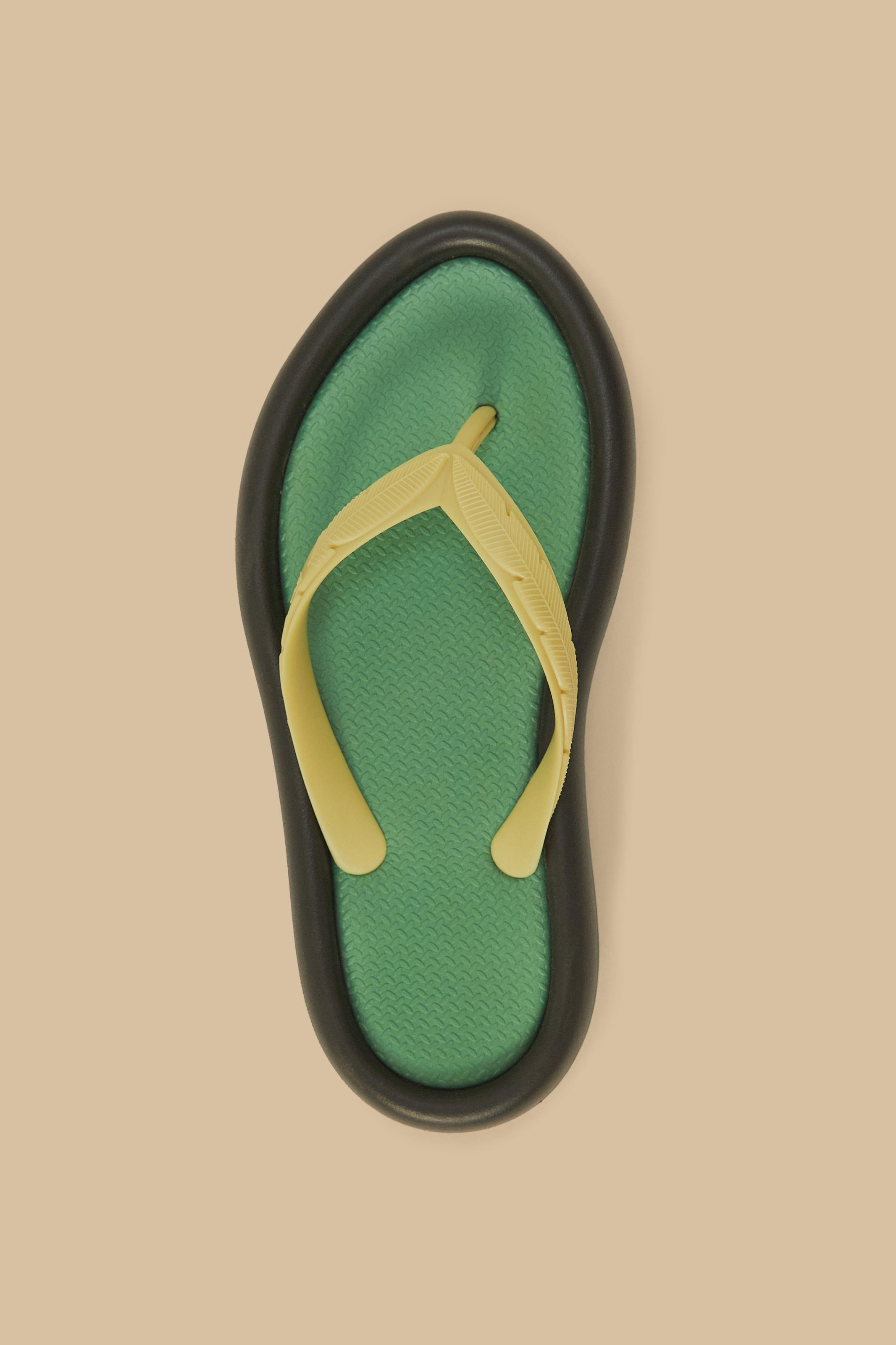 FARM*新シューズライン**Ape**Chinelo Canoa preto banana FARM*新シューズライン**Ape**Chinelo Canoa Print banana