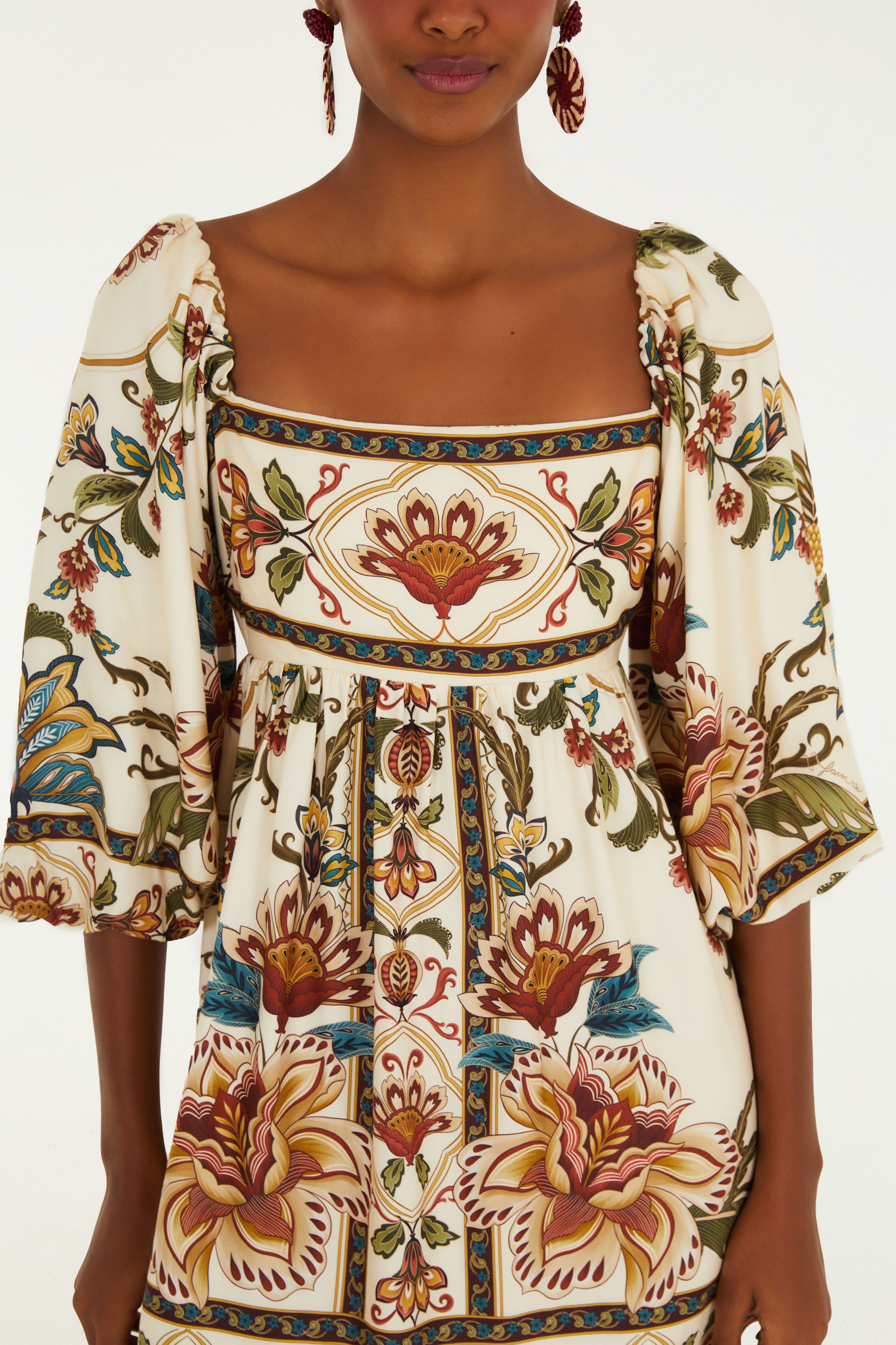 Vestido Curto Estampado Jardim Majestoso