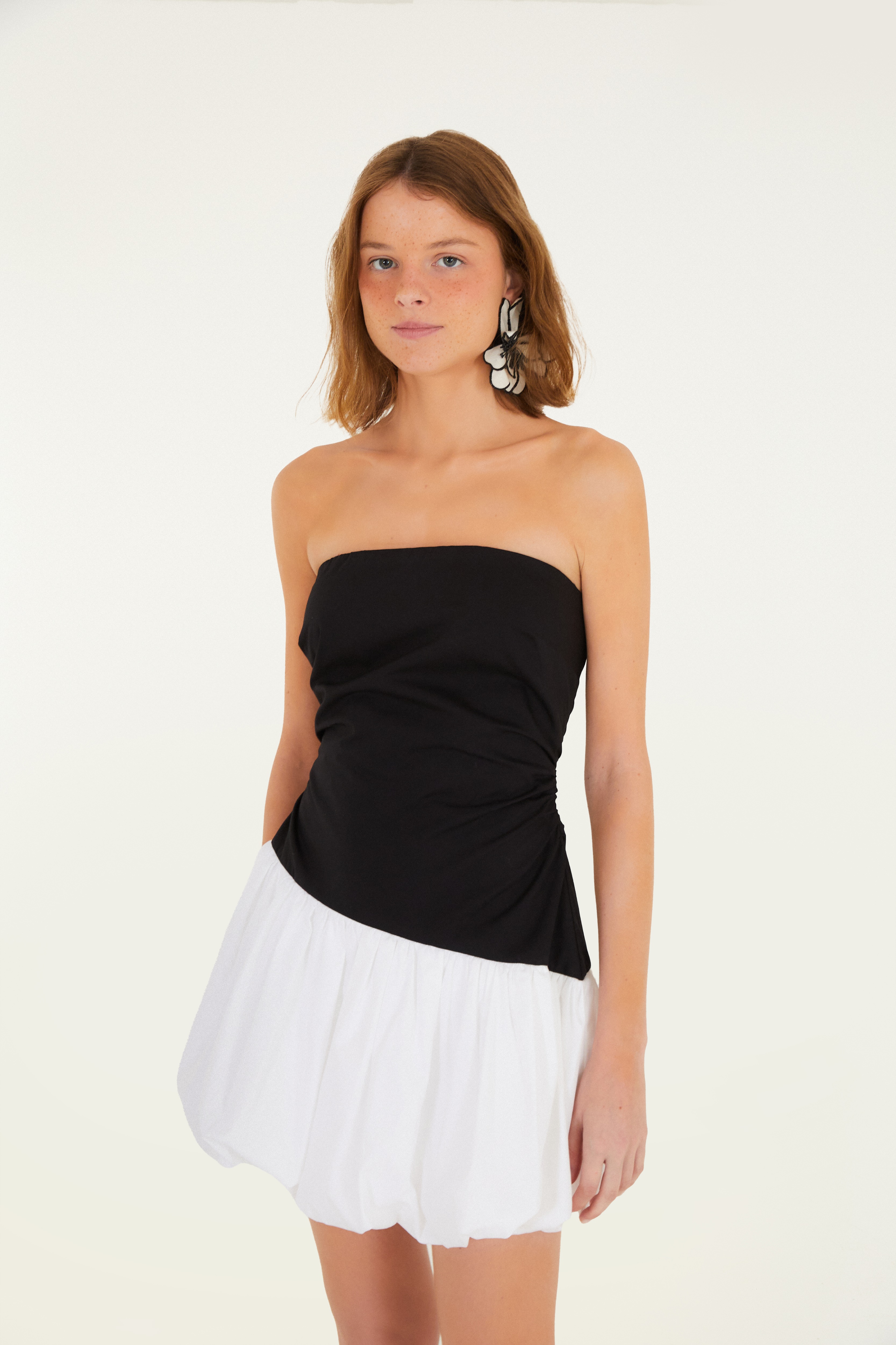 Vestido Curto Balonê Sem Alça
