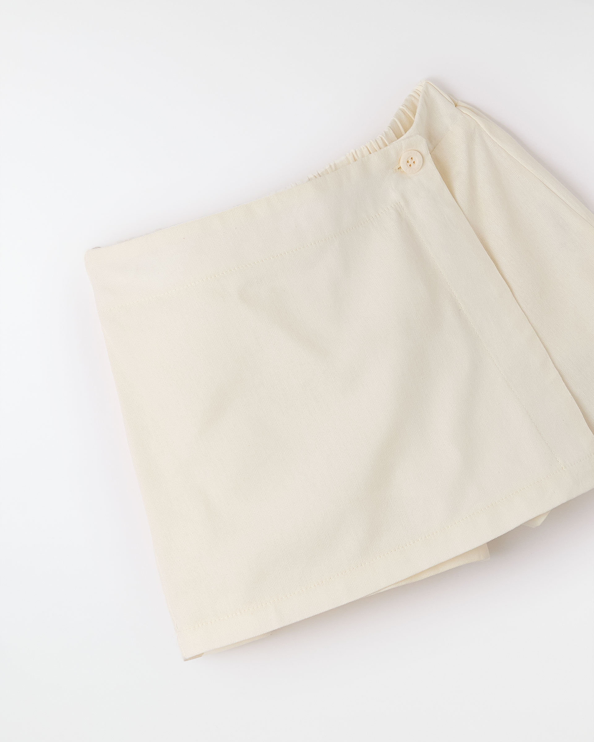 Short Saia Botoes Off e