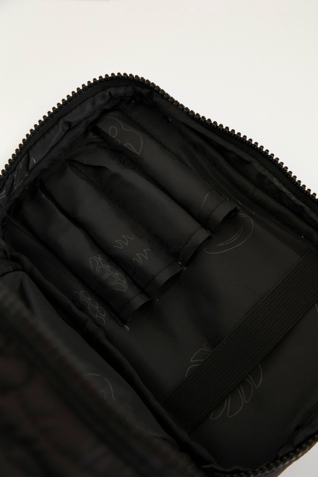 349224_0013_4-NECESSAIRE-ME-LEVA-LISO-PRETO