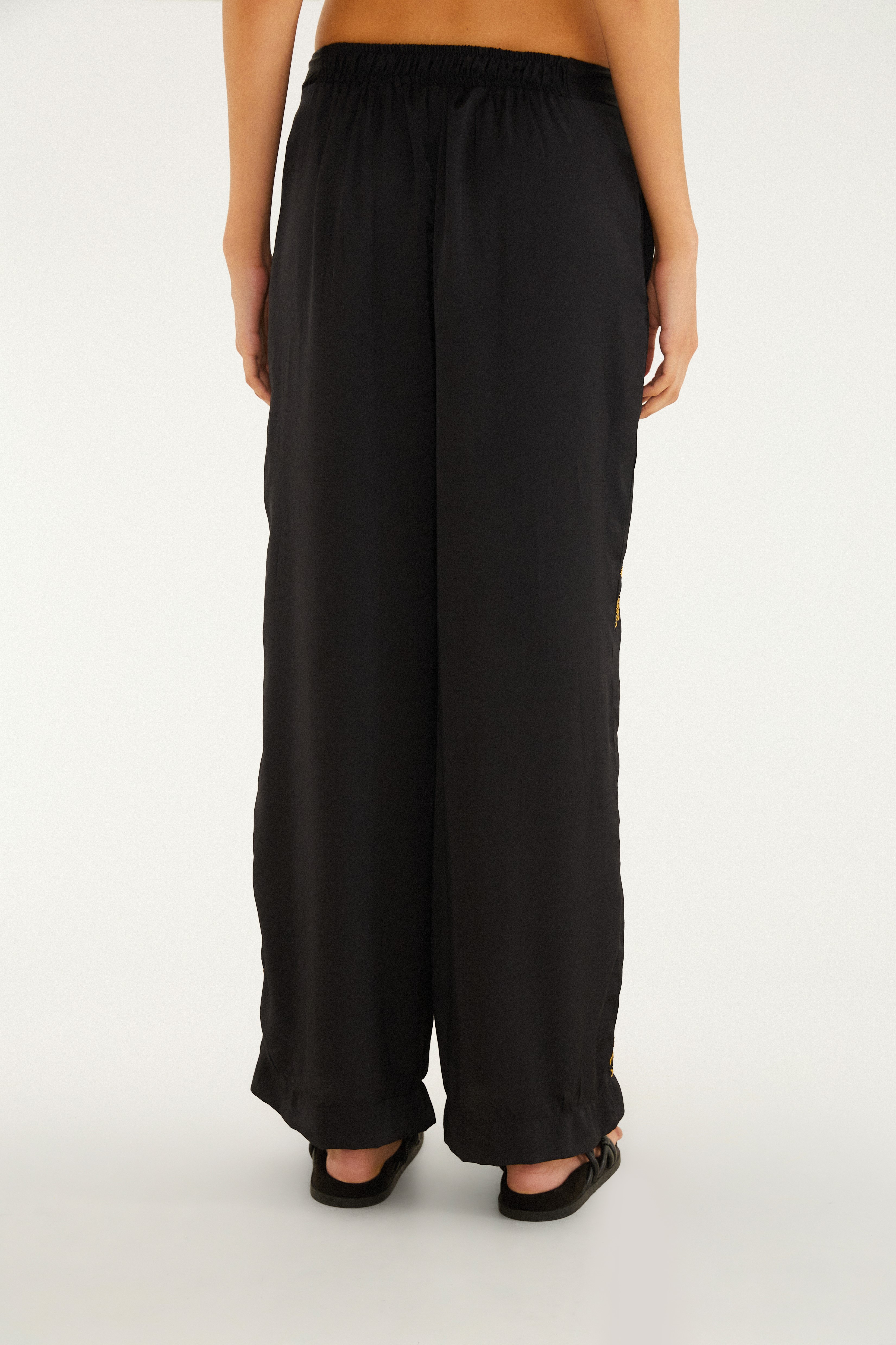Calça Bordada Colecionáveis