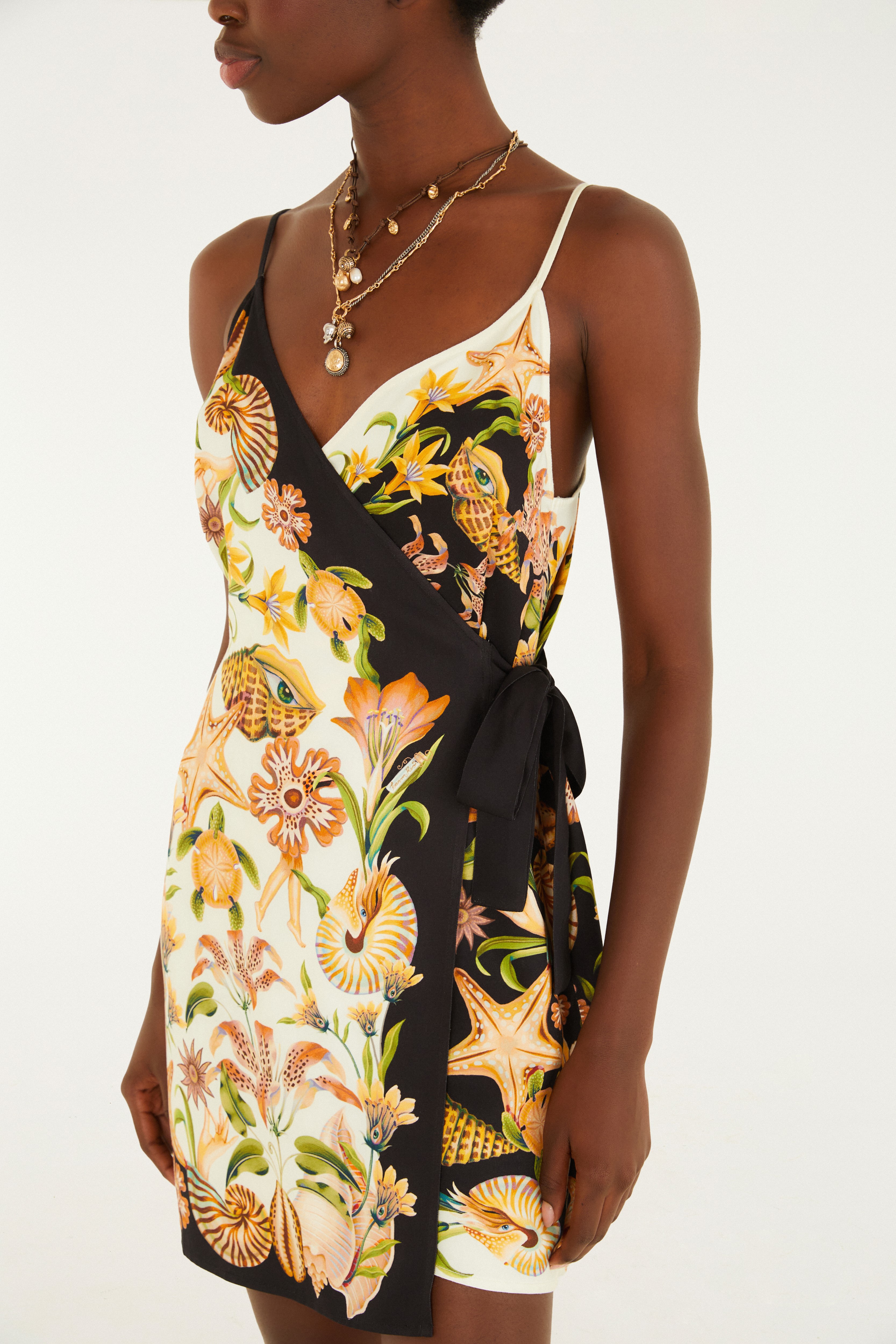 Vestido Curto Estampado Concha Surreal