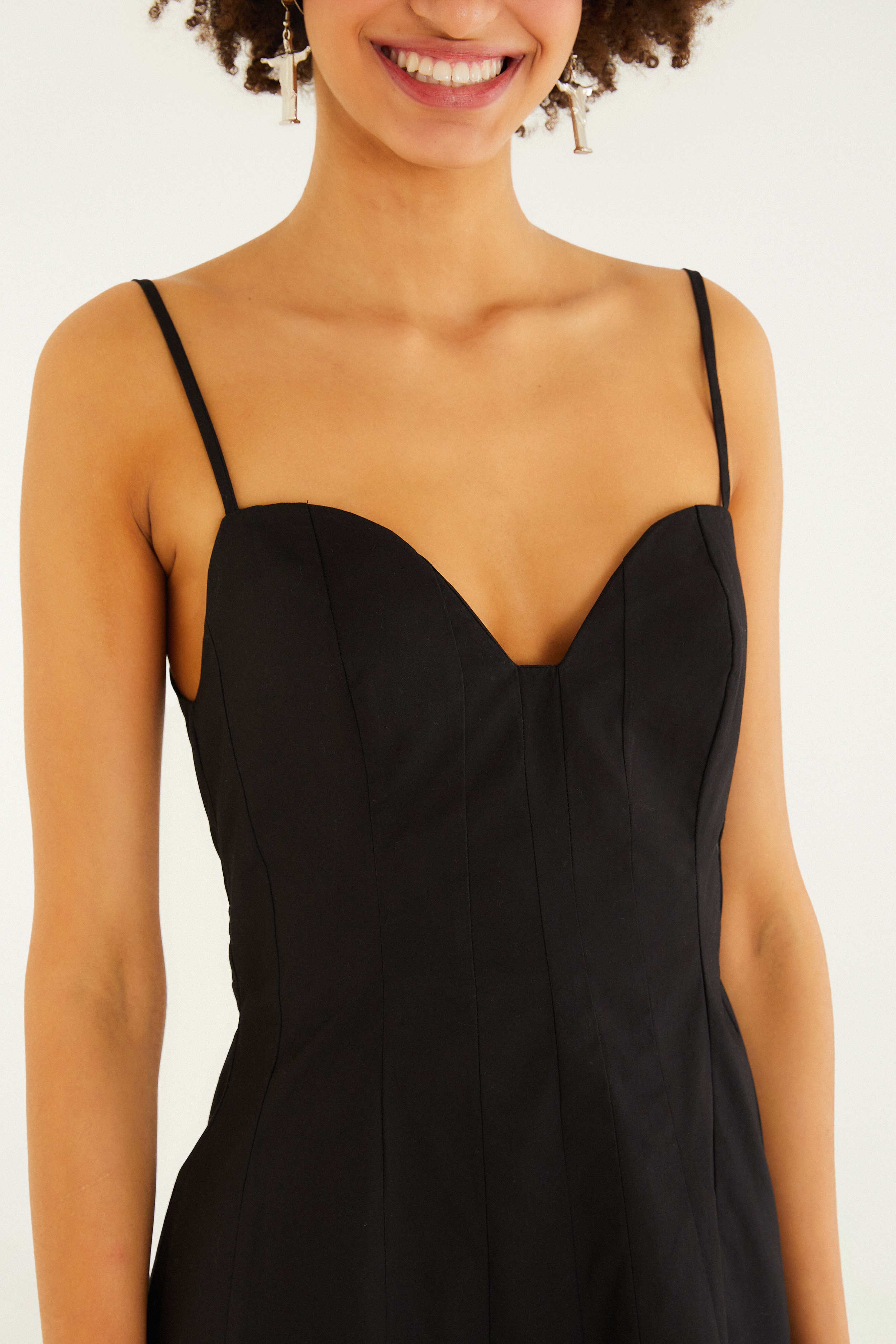 Vestido Curto Recortes