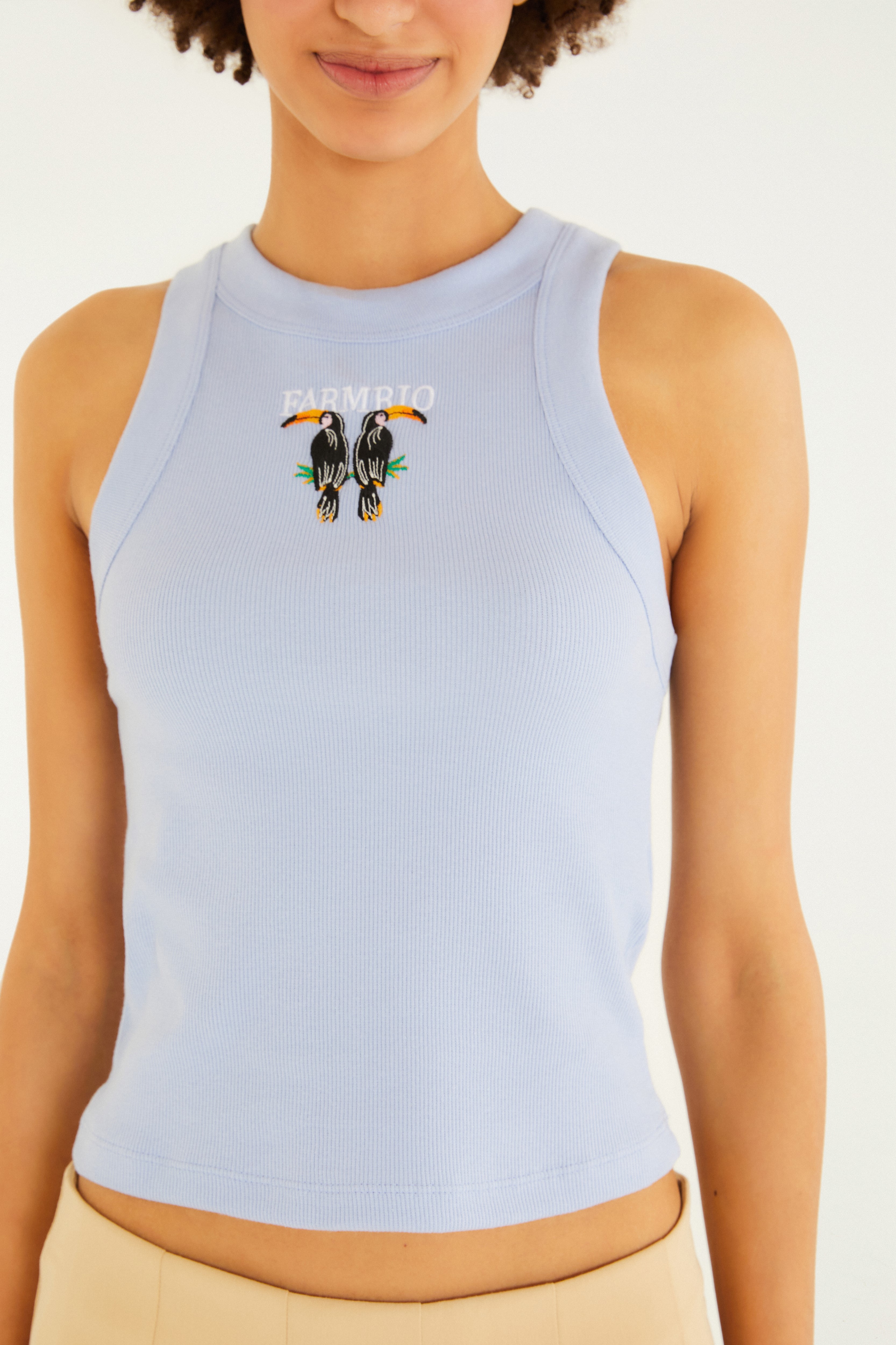 Regata Cropped Bordada Tucano