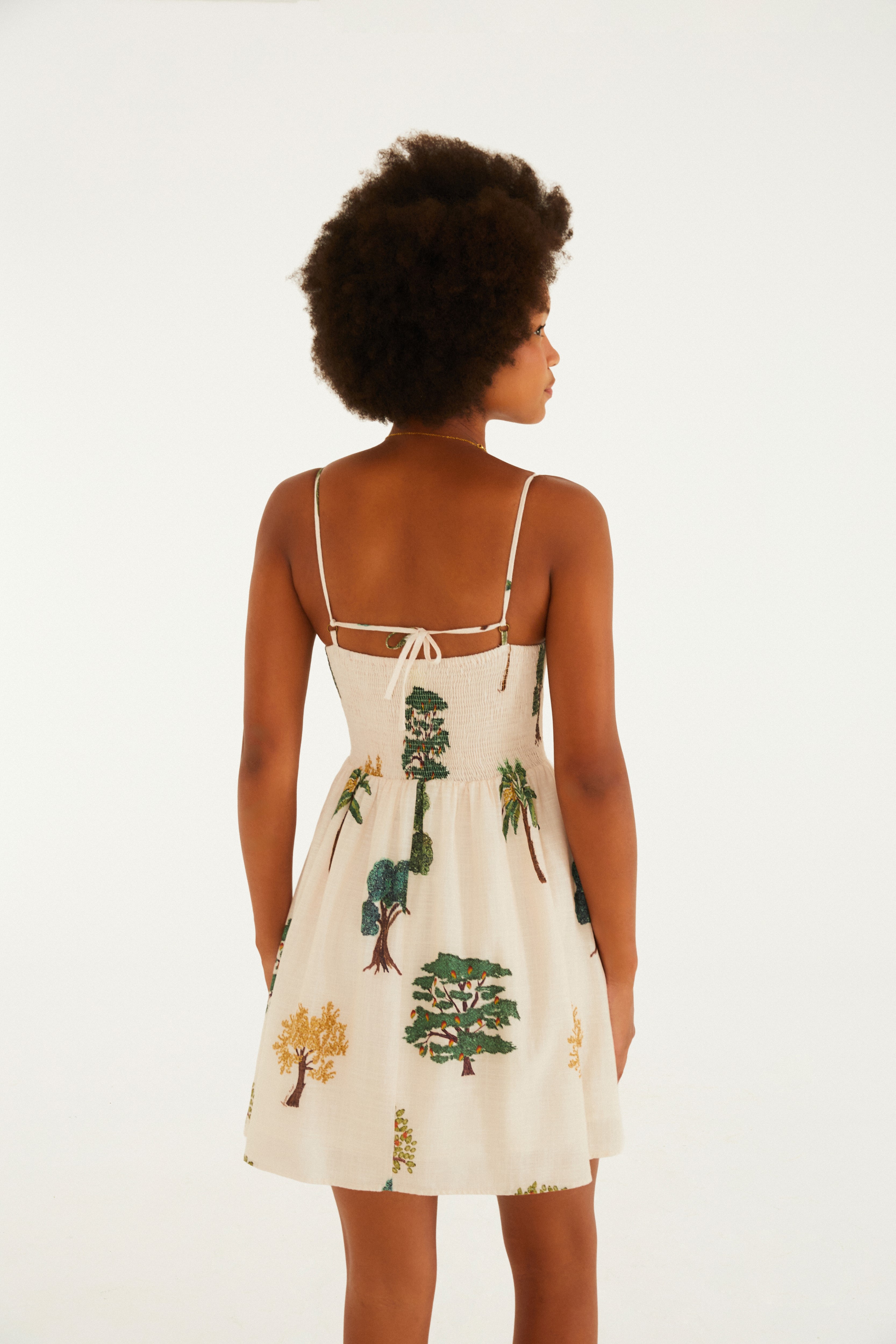Vestido Curto Estampado Borda Árvore