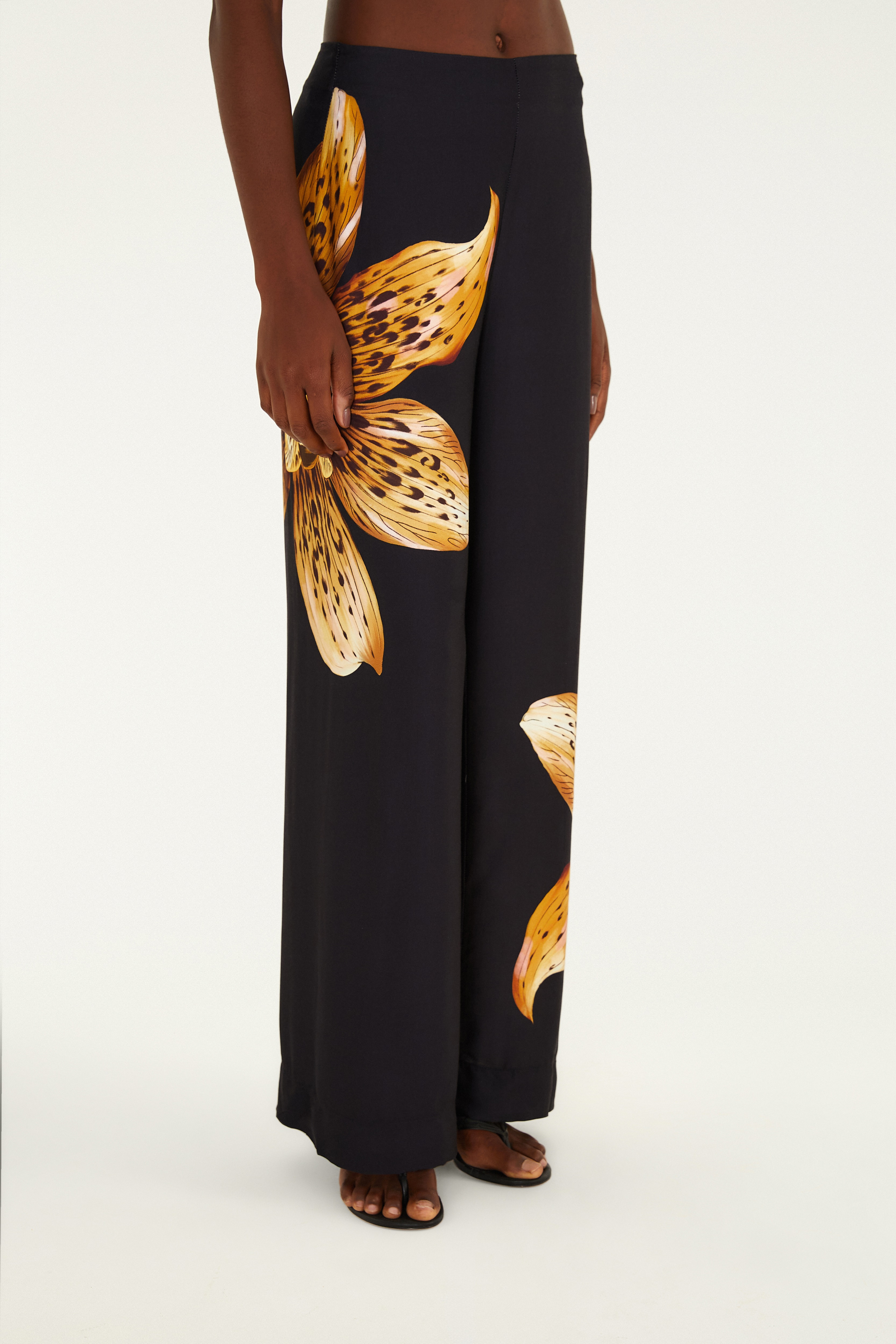 Calça Pantalona Estampada Orquídea Onça