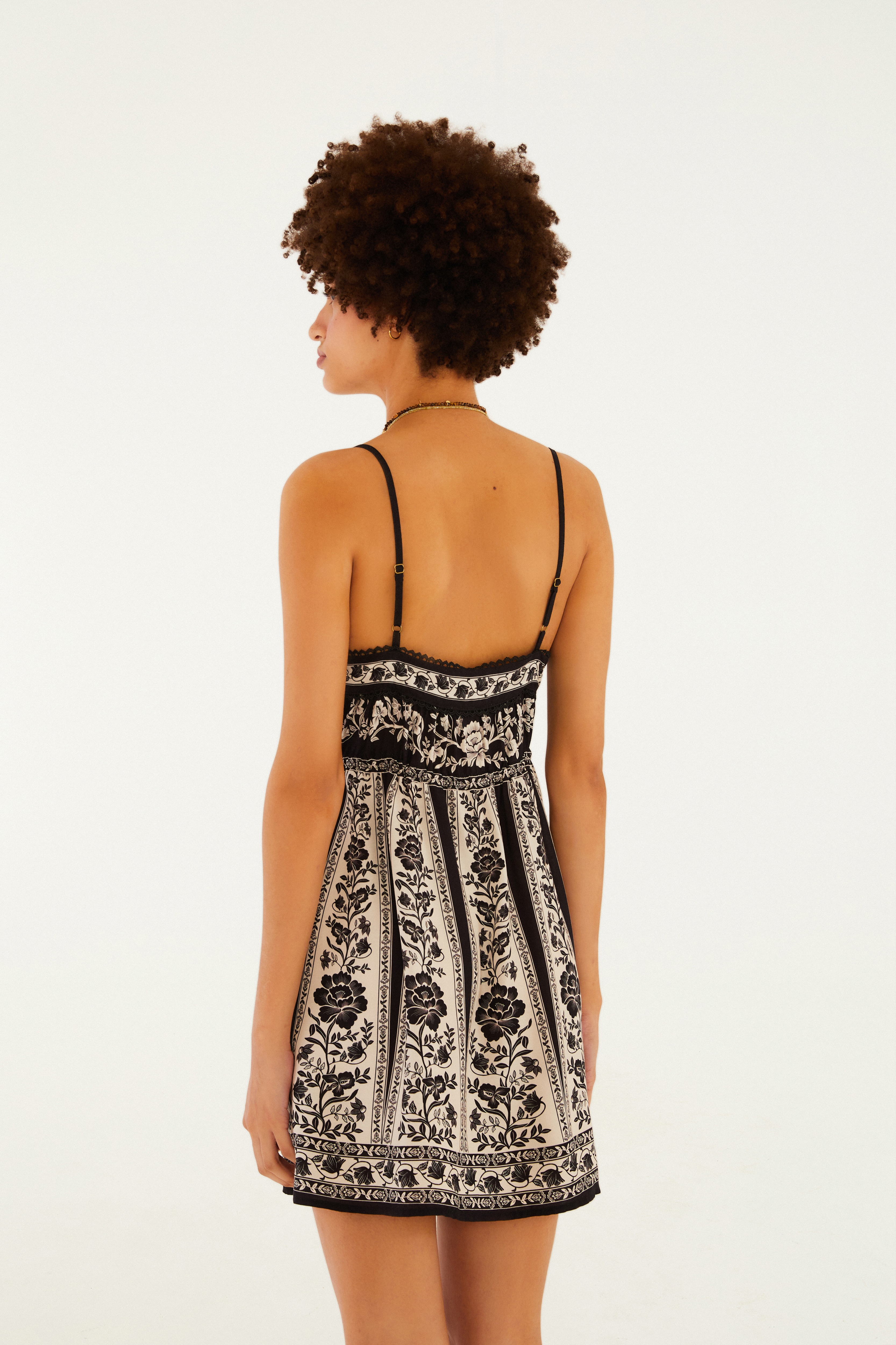 Vestido Curto Estampado Floral Delicado
